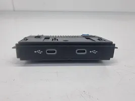 Volkswagen Golf VIII Connettore plug in USB 5NA035700H