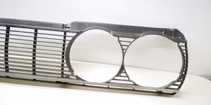 Volkswagen PASSAT Grille calandre supérieure de pare-chocs avant 321853653E