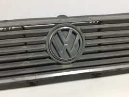 Volkswagen PASSAT B2 Rejilla superior del radiador del parachoques delantero 321853653K