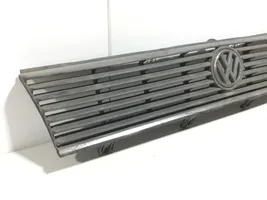 Volkswagen PASSAT B2 Griglia superiore del radiatore paraurti anteriore 321853653K