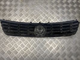 Volkswagen PASSAT B5 Grotelės viršutinės 3B0853653C