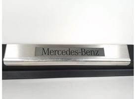 Mercedes-Benz R W251 Etuoven kynnyksen suojalista A2516800135