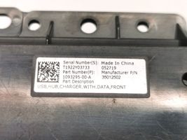 Tesla Model 3 USB-pistokeliitin 1093295-00-A