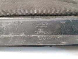 Tesla Model S Konepellin lukituksen muotolista 1006329-00-E