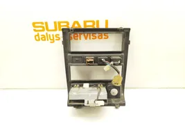 Subaru Forester SF Radion/GPS-laitteen pääyksikön kehys 