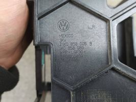 Volkswagen Jetta V Radion/GPS-laitteen pääyksikön kehys 1K0858089