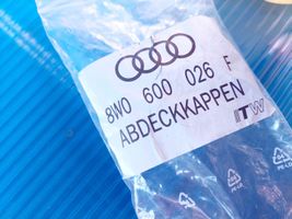 Audi Q7 4M Vanteiden varkaudenestomutterit ja avainhylsy 8W0600026F