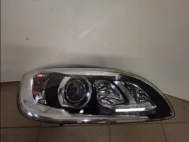 Volvo S60 Lampa przednia 31420254