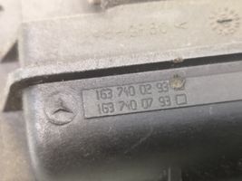 Mercedes-Benz ML W163 Uchwyt / Rączka zewnętrzna otwierania klapy tylnej / bagażnika 1637400293