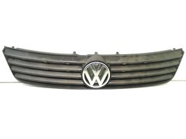 Volkswagen PASSAT B5 Etupuskurin ylempi jäähdytinsäleikkö 3B0853653C