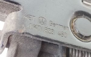 Volkswagen Jetta V Kilpa variklio dangčio spynos 1K0823480