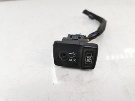 Opel Combo D Connettore plug in AUX 735549165