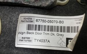 Toyota Avensis T250 Moldura de la puerta trasera 6775005070B0