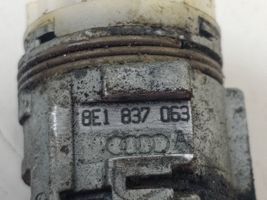 Audi A4 S4 B7 8E 8H Maniglia esterna per portiera anteriore 8e1837063