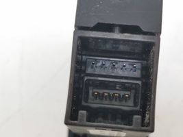 Toyota Auris E180 USB-pistokeliitin 861900D030