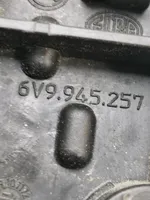 Skoda Fabia Mk3 (NJ) Takavalon polttimon suojan pidike 6V9945257