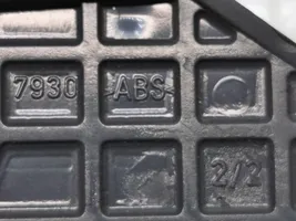 Toyota Aygo AB10 Klamka wewnętrzna drzwi tylnych 7930