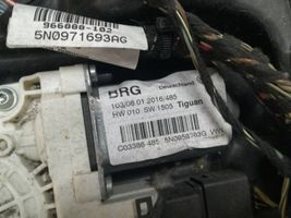 Volkswagen Tiguan Priekinio el. Lango pakėlimo mechanizmo komplektas 5N0839461A