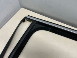 Porsche Cayenne (92A) Rivestimento modanatura del vetro della portiera posteriore 