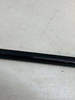 Porsche Cayenne (92A) Rivestimento modanatura del vetro della portiera posteriore 7P5839476D