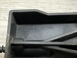 Volkswagen Touareg II Radiator support slam panel bracket 7P0121079B