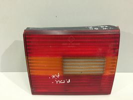 Volkswagen PASSAT B4 Lampy tylnej klapy bagażnika 394109