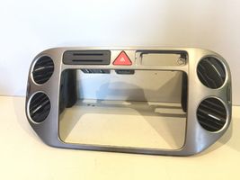 Volkswagen Tiguan Radion/GPS-laitteen pääyksikön kehys 5M0858069N