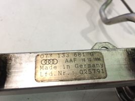 Audi A8 S8 D2 4D Polttoainepääputki 077133681G