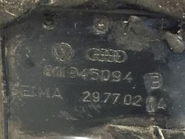 Audi 80 90 B2 Galinis žibintas dangtyje 811945094