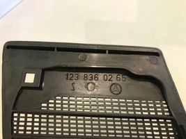 Mercedes-Benz E W123 Kratka wlotu powietrza na maskę 1238360265