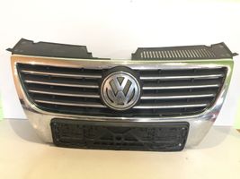 Volkswagen PASSAT B6 Grotelės viršutinės 3C0853651D