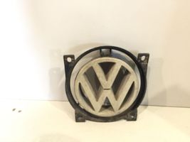 Volkswagen PASSAT B3 Mostrina con logo/emblema della casa automobilistica 357853601E