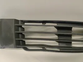 Volkswagen PASSAT B5.5 Grille inférieure de pare-chocs avant 3B0853665H