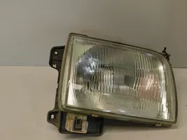 Nissan PickUp Lampa przednia 