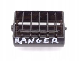 Ford Ranger Kojelaudan sivutuuletussuuttimen kehys 