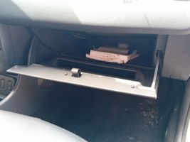 Dacia Duster Paneelin laatikon/hyllyn pehmuste 