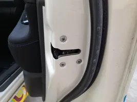 Nissan Leaf II (ZE1) Coupe-mallin oven lukko (kahvan vieressä) 