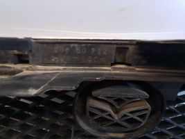 Mazda Premacy Grille calandre supérieure de pare-chocs avant 010050712