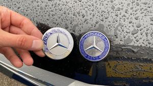 Mercedes-Benz CLC CL203 Mostrina con logo/emblema della casa automobilistica A2048170616