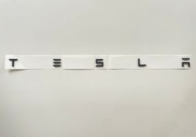 Tesla Model 3 Valmistajan merkki/mallikirjaimet 