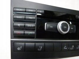 Mercedes-Benz E C207 W207 Unité principale radio / CD / DVD / GPS A2129009507