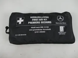 Mercedes-Benz C W203 Trousse de premiers secours A2038600050