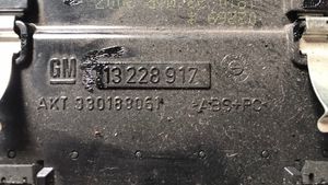 Opel Astra H Boczna kratka nawiewu deski rozdzielczej 13228917