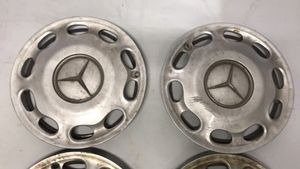 Mercedes-Benz E W210 Mozzo/copricerchi/borchia della ruota R15 1684010124