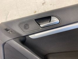 Volkswagen Tiguan Rivestimento del pannello della portiera posteriore 5N0867212