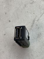 Volkswagen PASSAT B8 USB-pistokeliitin 5Q0035726