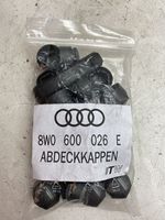 Audi Q2 - Vanteiden varkaudenestomutterit ja avainhylsy 8W0600026E