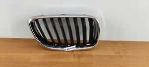 BMW 2 F22 F23 Etupuskurin ylempi jäähdytinsäleikkö 7295522