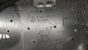 Mercedes-Benz E A207 Rivestimento della console di illuminazione installata sul rivestimento del tetto A2076900550