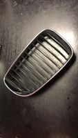 BMW 1 E82 E88 Grille calandre supérieure de pare-chocs avant 7166440